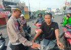 Upaya-Humanis-Anggota-Polsek-Krian-Edukasi-Pengendara-Tanpa-Helm