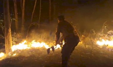 Sigap,-Polisi-Berhasil-Padamkan-Kebakaran-Lahan-Kosong-di-Pamekasan