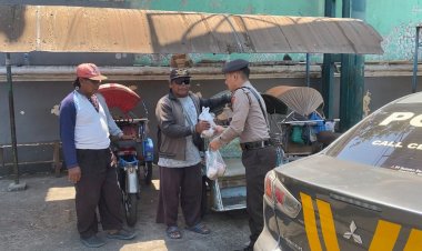 Patroli-Delta-Samapta,-Polresta-Sidoarjo-Bagikan-Makanan-&-Minuman-bagi-Kaum-Dhuafa