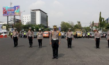 Anggota-Satlantas-Polresta-Sidoarjo,-Heningkan-Cipta-dalam-Rangka-Hari-Pahlawan-Nasional-2023