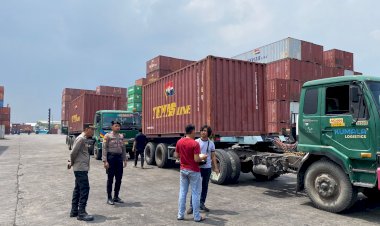 Pastikan-Distribusi-Logistik-Pemilu-2024-Aman,-Polres-Pelabuhan-Tanjung-Perak-lakukan-Pengawalan