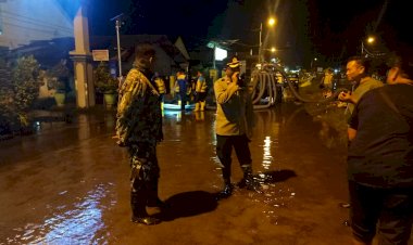 Sinergitas-Atasi-Luapan-Air-di-Desa-Kedungbanteng-Akibat-Hujan-Deras