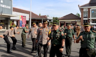 Cek-Kesiapan-Pengamanan-Pemilu-2024,-Kapolda-Jatim-Bersama-Pangdam-V-Brawijaya-Kunjungi-Polres-Pamekasan