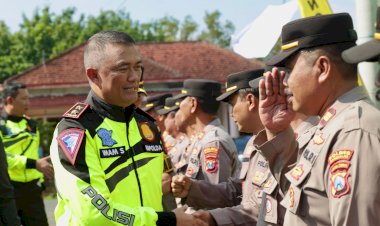 Patroli-Bermotor-ke-Madura,-Kapolda-Jatim-Pastikan-Kondusifitas-H--2-Pencoblosan-Pemilu-2024
