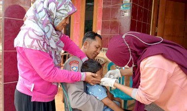 Dampingi-Warga-Binaanya,-Pak-Bhabin-Polres-Ngawi-Turut-Sukseskan-Program-Imunisasi-Polio