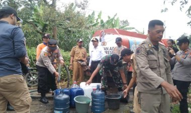 Gelar-Baksos-Polres-Probolinggo-Distribusikan-Air-Bersih-Untuk-Warga-di-Lumbang