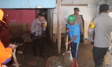 Gotong-Royong,-Forkopimda-Probolinggo-Bersihkan-Material-Pasca-Banjir-di-Dringu