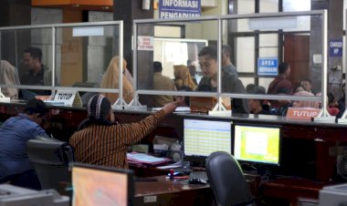 Berpakaian-Adat-Petugas-Satpas-SIM-Polres-Kediri-Kota-Layani-Masyarakat-di-Hari-Kartini