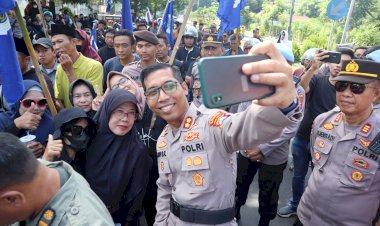 Berbagi-Air-Minum-Saat-Aksi-Damai-Buruh,-Kapolres-Situbondo-Diserbu-Emak-Emak-Minta-Selfie