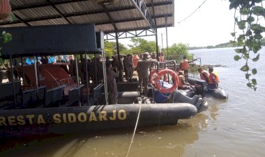 Satuan-Brimob-Polda-Jatim-Gelar-Lantihan-SAR-Perkuat-Kemampuan-Pertolongan-di-Perairan