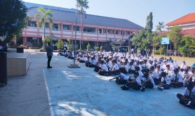 Cegah-Kenakalan-Remaja,-Polres-Lamongan-Beri-Edukasi-Pelajar-Tentang-Bahaya-Narkoba-dan-Bullying