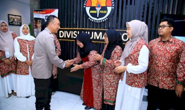 Jelang-HUT-Humas-Polri,-Irjen-Pol-Sandi-Berangkatkan-Anggotanya-Umroh