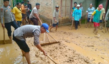Sinergitas-Polisi-Bersama-TNI-dan-Warga-Bersihkan-Tanah-Longsor-di-Ngawi