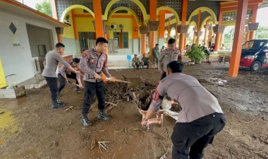 Sinergitas-Polisi-Bersama-TNI-dan-Warga-Bersihkan-Lumpur-Pasca-Banjir-di-Situbondo