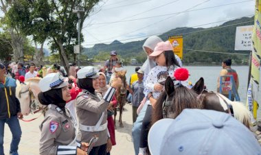 Operasi-Lilin-Semeru,-Polres-Magetan-Gelar-Patroli-dan-Berbagi-Coklat-di-Lokasi-Wisata-Sarangan