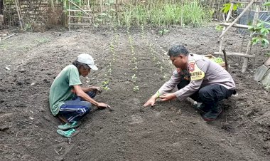 Wujudkan-Ketahanan-Pangan,-Bhabinkamtibmas-Polres-Nganjuk-Ajak-Warga-Manfaatkan-Lahan-Sela