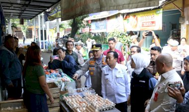 Sidak-Pasar-Bersama-Forkopimda,-Kapolresta-Malang-Kota-Ingatkan-Tengkulak-Agar-Tidak-Timbun-Bahan-Pokok