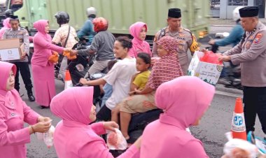 Kapolsek-Balongbendo-bersama-Pengurus-Bhayangkari-Ranting-Balongbendo-Bagikan-Takjil-dan-Santunan-Anak-Yatim-Piatu