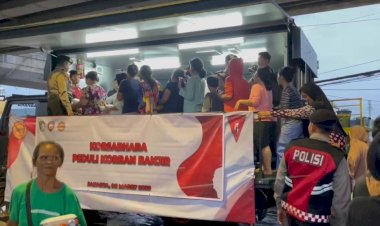 Dirikan-Dapur-Lapangan,-Polri-Bagikan-500-Porsi-Makanan-untuk-Korban-Bajir-Rawajati