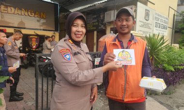 Berbagi-Berkah-di-Bulan-Ramadan,-Polsek-Gedangan-Bagikan-Takjil-dan-Stiker-Hotline-Mudik-Polri-110-kepada-Pengguna-Jalan