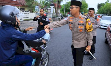Berbagi-Takjil-Polres-Ngawi-Sosialisasikan-Hotline-110-untuk-Mudik-Aman