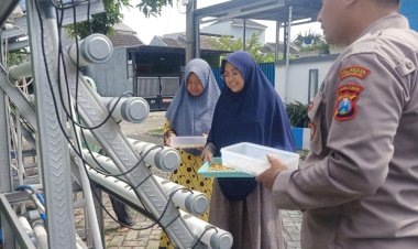 Bersama-Warga-Kembangkan-Tanaman-Hidroponik-Sambil-Jaga-Kamtibmas