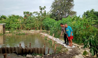 Dukung-Ketahanan-Pangan-Nasional,-Bhabinkamtibmas-Desa-Kalipecabean-Motivasi-Budidaya-Lele-Warga