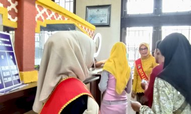 Hari-Kartini,-Polwan-Sidoarjo-Kenakan-Kebaya-di-Pelayanan-Samsat