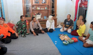 Kolaborasi,-Polres-Kediri-Kota-Bersama-Pemkab-Tangani-Bencana-Banjir-di-Mojo