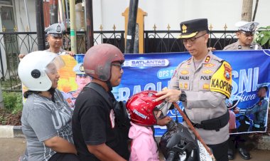 Hari-Pertama-Operasi-Patuh-Semeru-2025-Polres-Trenggalek-Bagi---bagi-Helm-Gratis