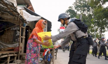 Tanamkan-Nasionalisme-247-Siswa-SPN-Polda-Jatim-Gelar-Ekspedisi-Darat,-Bagikan-800-Bendera-dan-Bansos