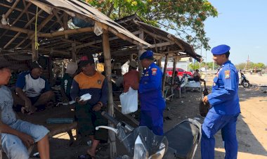 Harkamtibmas-:-Patroli-Pesisir-Polres-Situbondo-Berbagi-Nasi-Bungkus-untuk-Nelayan