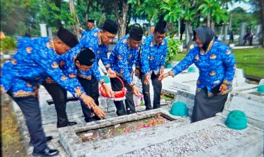 Sambut-HUT-Korpri-ke-54,-ASN-Polda-Jatim-Ziarah-ke-TMP