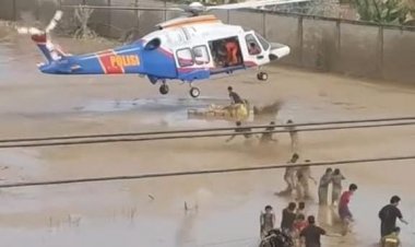 Meski-Dengan-Risiko-Pendaratan,-Helikopter-Poludara-Baharkam-Polri-Berhasil-Dropping-Logistik-Bantuan-ke-Aceh-Tamiang