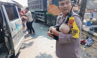 Tuai-Pujian-Warganet,-Aksi-Heroik-Bhabinkamtibmas-Polsek-Bagor-Selamatkan-Bayi-Korban-Kecelakaan-Bus-di-Nganjuk