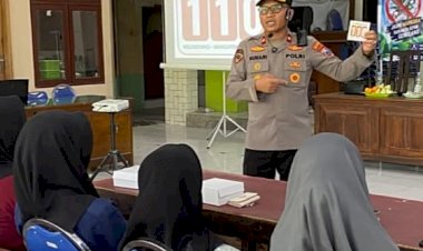 Kapolsek-Balongbendo-Sosialisasikan-P4GN-dan-Layanan-Hotline-110-kepada-Warga