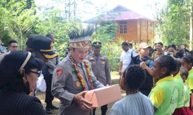 Astamaops-Kapolri-Berbagi-Semangat-Belajar-Bersama-Anak-Anak-Papua-di-Pusat-Olah-Seni-Wesaput