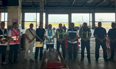 Tim-DVI-Polda-Jatim-Kembali-Serahkan-Jenazah-Korban-KM-Mutiara-Sentosa-II-Asal-Sumatera-dan-Sulawesi-kepada-Keluarga