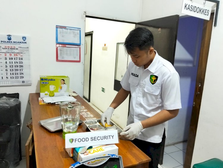 Food Safety Sidokkes Polres Nganjuk Cek Bahan dan Makanan di SPPG Pace