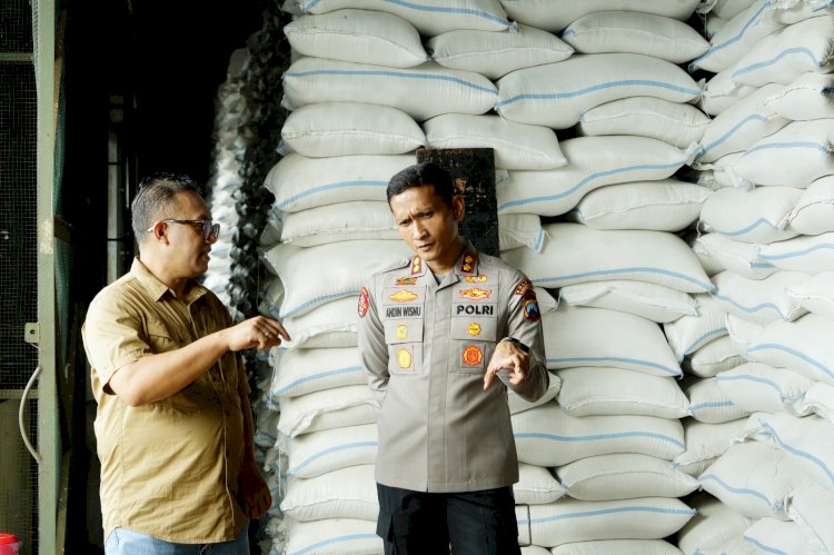 Kapolres Ponorogo Pastikan Keamanan dan Ketersediaan Pangan di Gudang Bulog Cukup