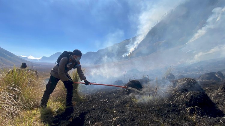 Polres Probolinggo Terjunkan Personel Bantu Padamkan Kebakaran Hutan di Gunung Bromo