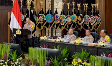 Sampaikan-Rilis-Akhir-Tahun-2025-Kapolri-Ajak-Doakan-Korban-Bencana-di-Sumatera