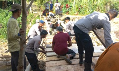 Polri-Bersama-Masyarakat-Bangun-Jembatan-Darurat,-Akses-Tiga-Kampung-di-Rusip-Antara-Kembali-Terhubung