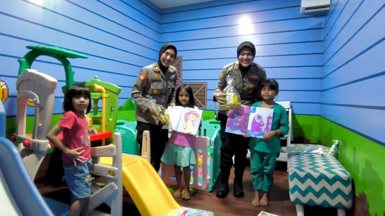 Amankan Libur Nataru dan Sapa Humanis Polwan Sidoarjo ke Penumpang Bus di Terminal Purabaya